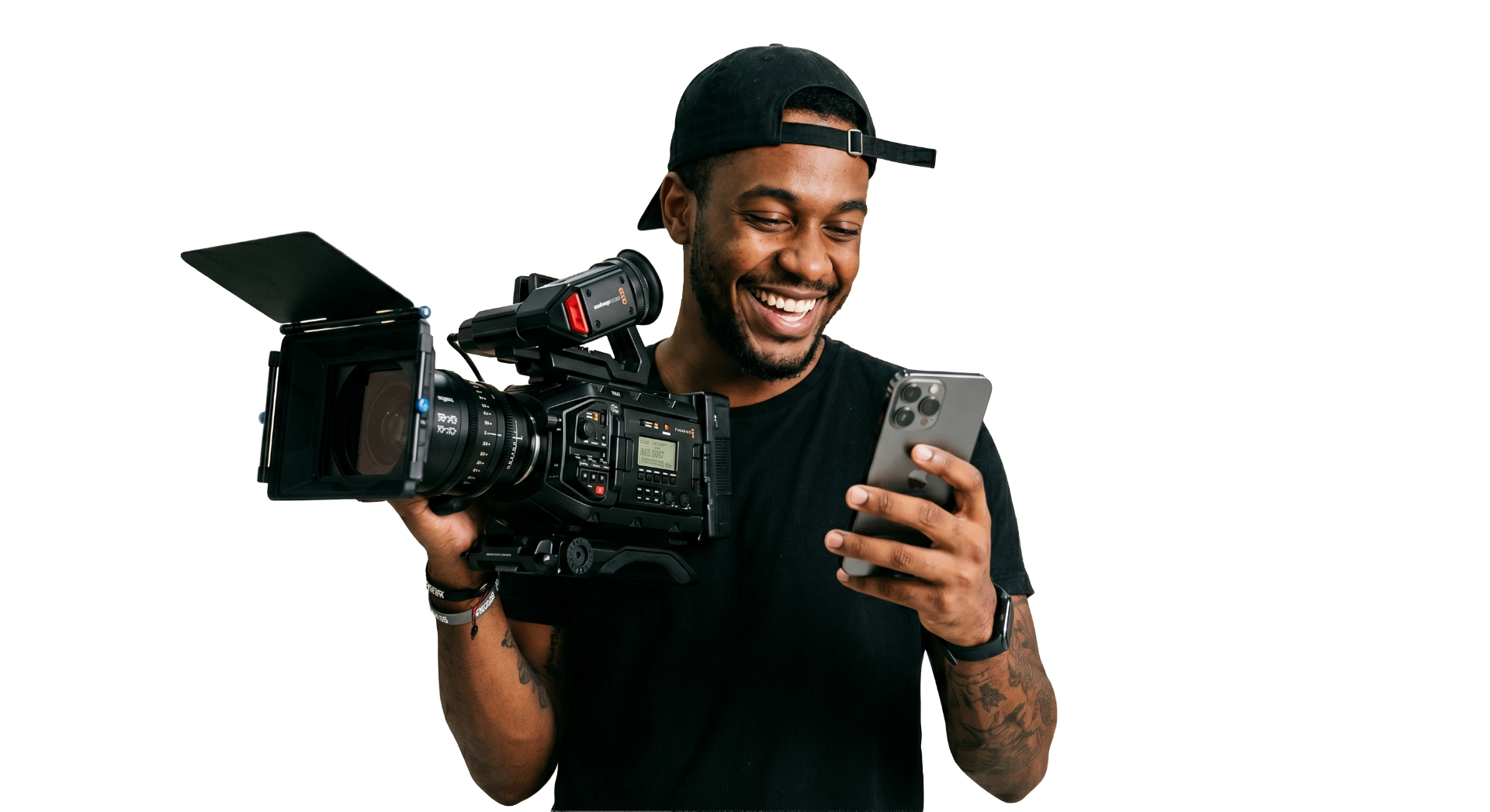 Videomaker sorrindo ao receber notificações de orçamentos aprovados no celular